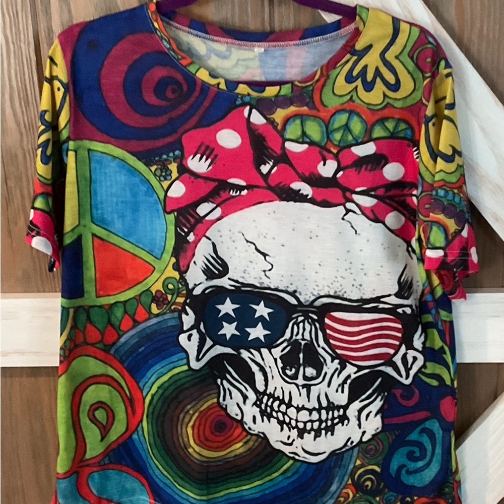 Colorful Womens T-Shirt. Graphic on Both Sides. 2X but looks like XL.P2p 22-23" - Picture 2 of 6